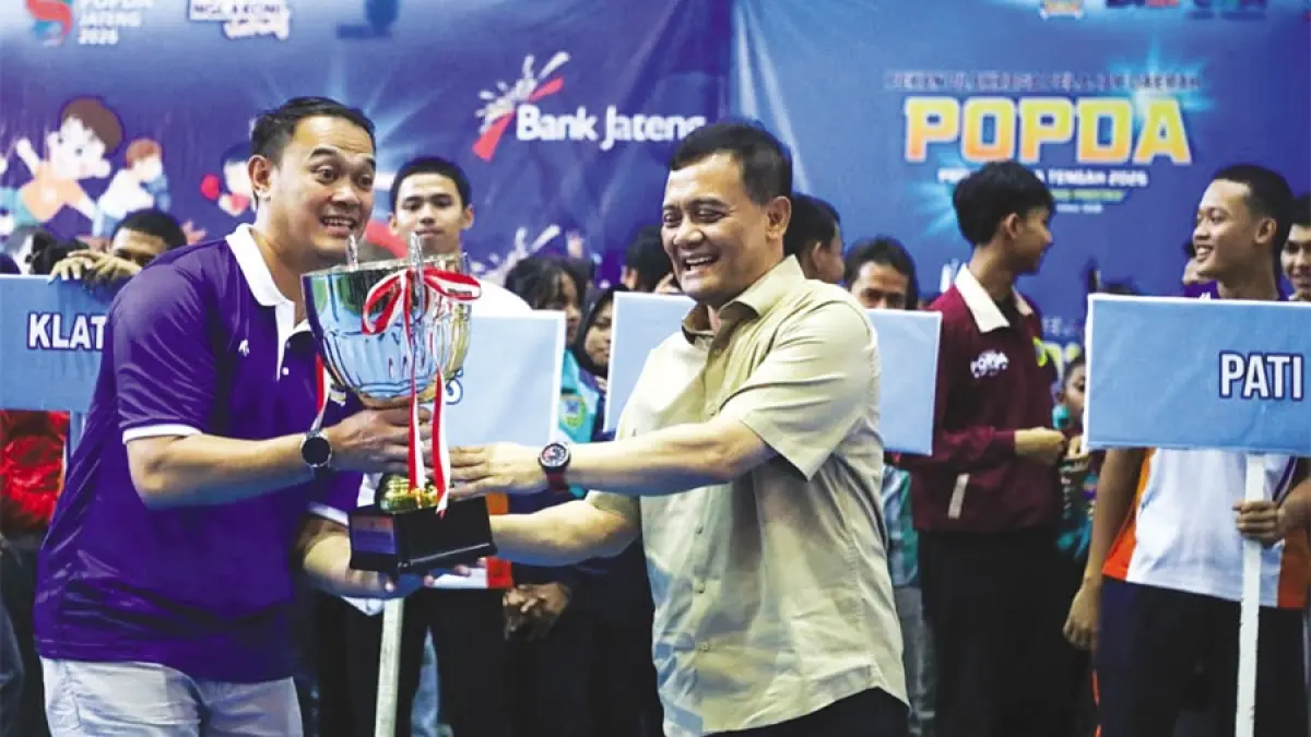 DIPEREBUTKAN: Gubernur Jawa Tengah Ahmad Luthfi (kanan) menyerahkan trofi Popda Jateng kepada panitia. (PEMPROV JATENG UNTUK RADAR KUDUS)