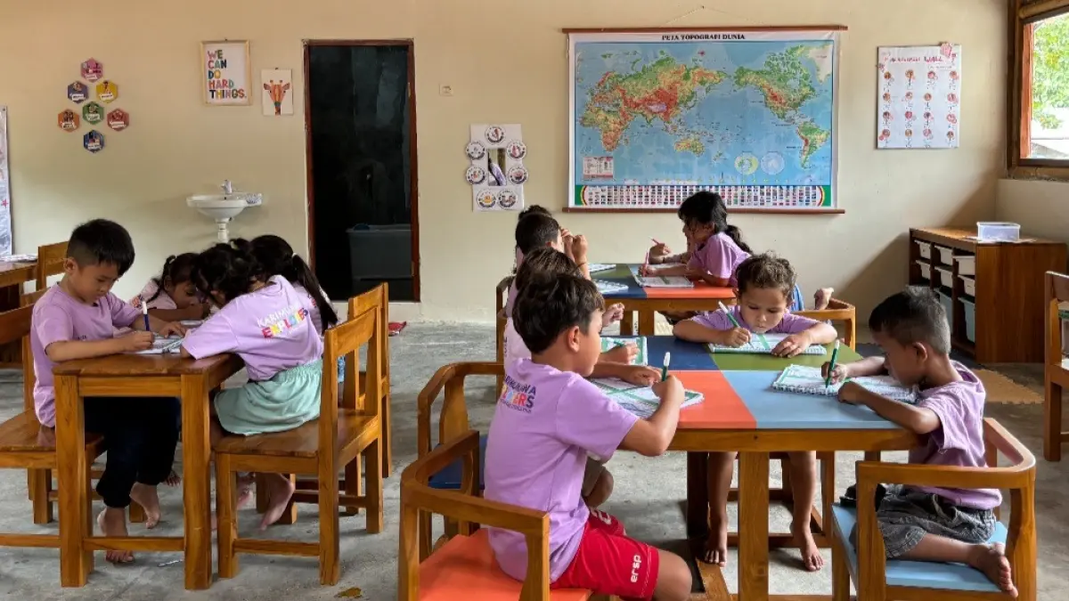 KHIDMAT: Anak-anak belajar dengan tekun dan antusias. 