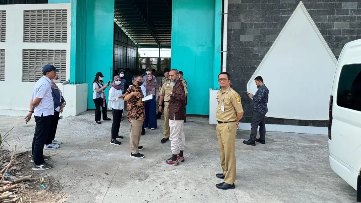 KUNJUNGAN LAPANGAN: Tim Kementerian saat lakukan kunjungan ke TPST Ngembak.