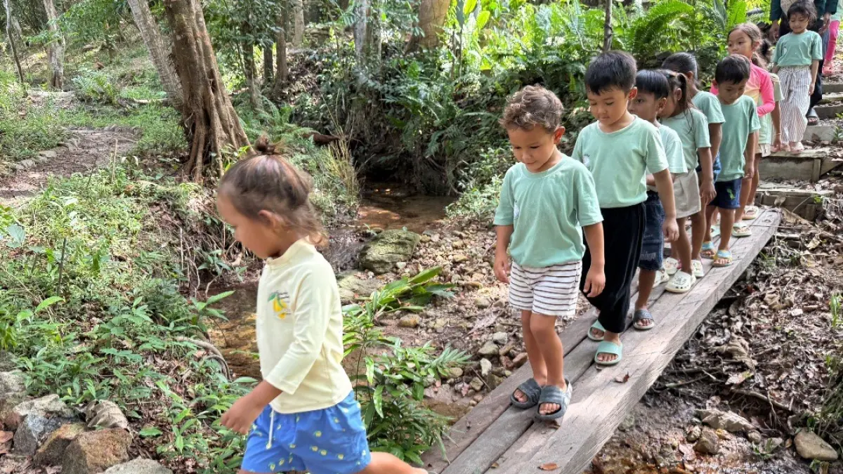 LUAR KELAS: Proses pembelajaran di alam bebas menjadi salah satu metode yang dilakukan oleh Kejora Karimunjawa. &nbsp;(KEJORA KARIMUNJAWA UNTUK RADAR KUDUS)