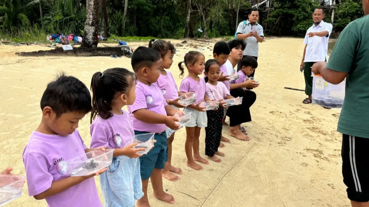 MENYENANGKAN: Anak-anak juga dilibatkan dalam konservasi pelepasan tukik. (KEJORA KARIMUNJAWA UNTUK RADAR KUDUS)