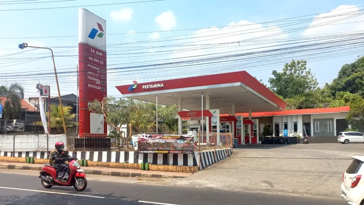 MULAI NAIK: SPBU Krapyak Jepara tampak sepi pembeli BBM kemarin siang. (FIKRI THOHARUDIN/RADAR KUDUS)