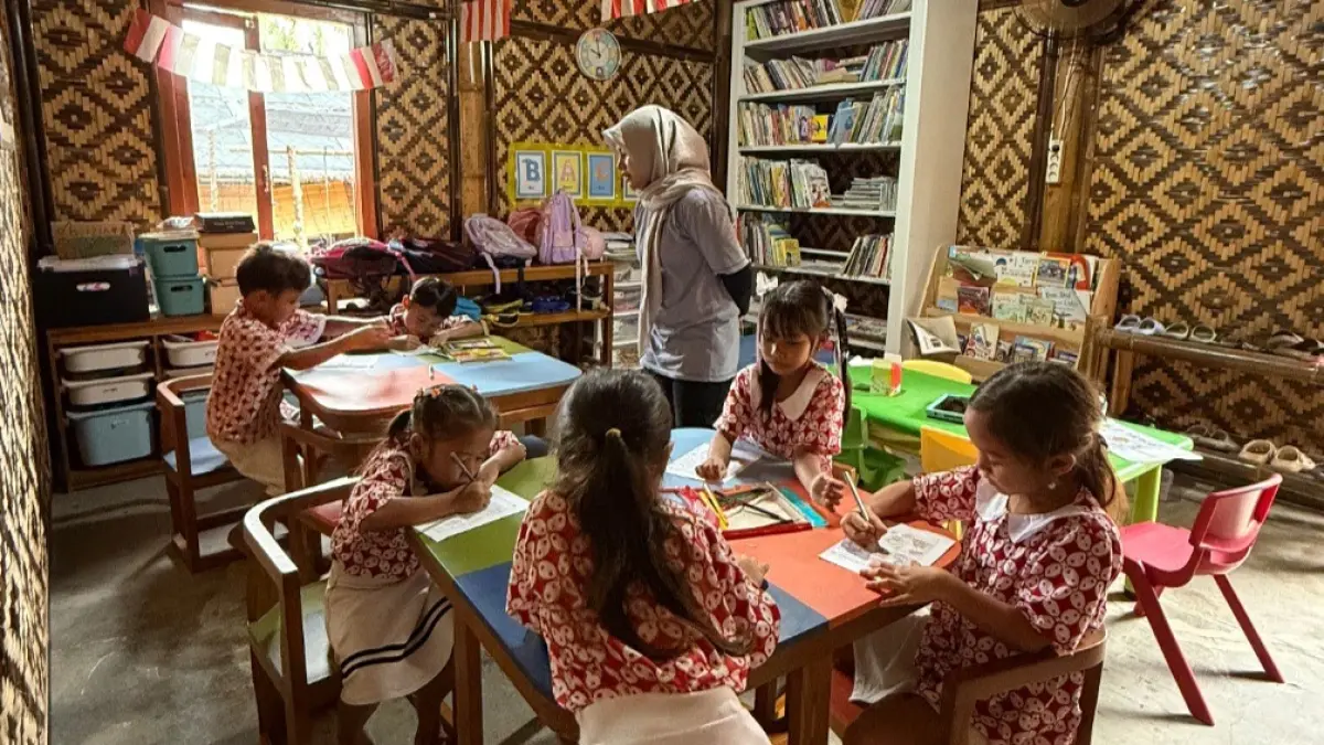 NYAMAN: Fasilitator tengah mendampingi proses pembelajaran anak-anak.&nbsp;(KEJORA KARIMUNJAWA UNTUK RADAR KUDUS)