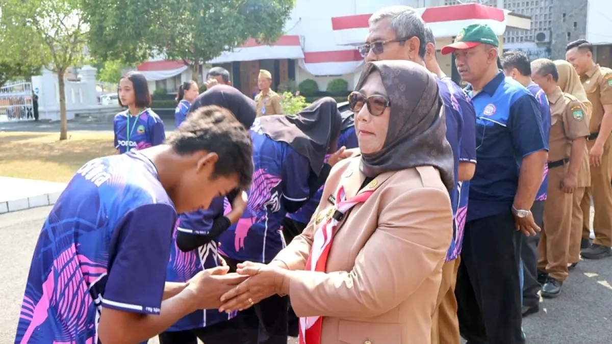 PELEPASAN ATLET: Wakil Bupati Blora Sri Setyorini saat pelepasan atlet di Halaman Sekretariat Daerah (Setda) Kabupaten Blora, Selasa (1/9). (ARIF FAKHRIAN KHALIM/RADAR KUDUS)