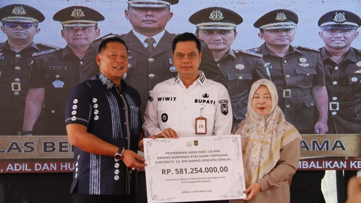 PEMULIHAN KERUGIAN: Kajari Jepara Agung Bagus Kade Kusimantara menyerahkan secara simbolis uang hasil rampasan terpidana korupsi senilai Rp 581 juta pada Rabu (2/9). (FIKRI THOHARUDIN/RADAR KUDUS)