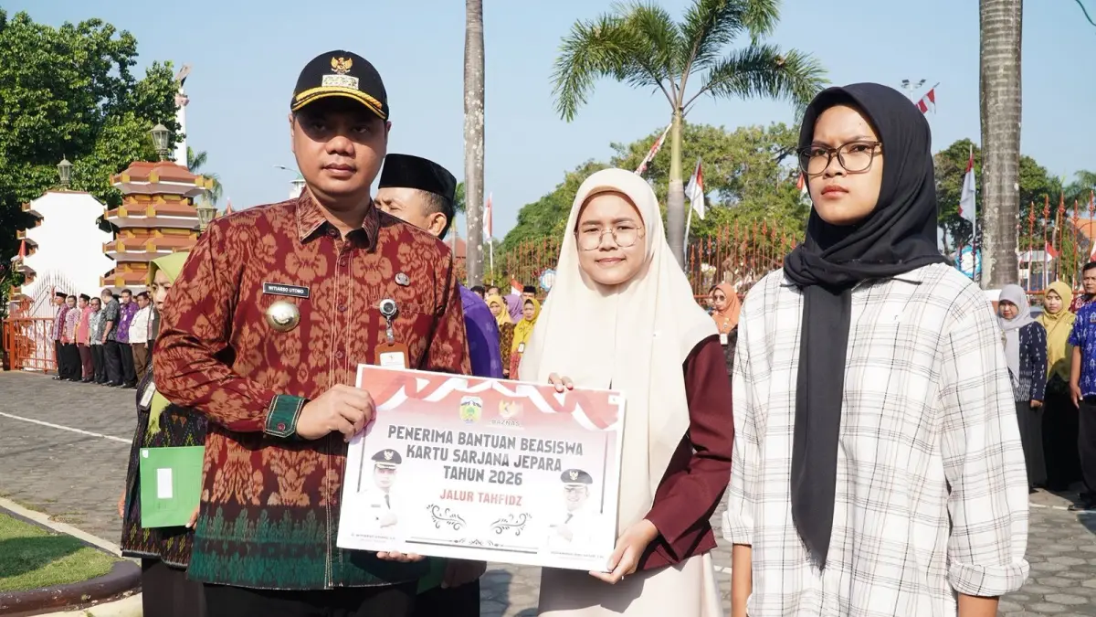 PERLUAS: Para penerima KSJ dan Kartu Santri di Jepara, menerima secara simbolis dari Bupati Jepara. (PEMKAB JEPARA UNTUK RADAR KUDUS)