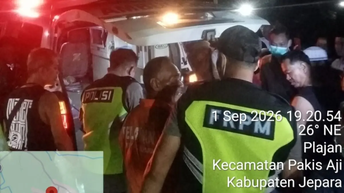 Petugas melakukan penanganan kebakaran kandang ayam di Desa Tanjung, Kecamatan Pakis Aji, Jepara, Selasa (1/9) yang menyebabkan satu orang meninggal.