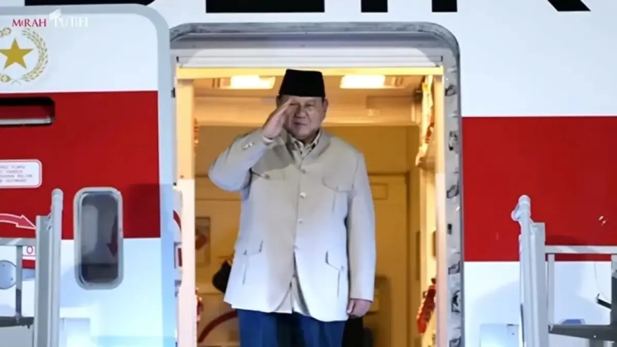 Presiden Prabowo Subianto bertolak menuju Vladivostok, Rusia, dari Pangkalan TNI AU Halim Perdanakusuma, Jakarta, pada Selasa (1/9) malam. (YouTube Setpres)