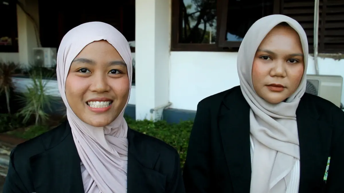 SUMRINGAH: Mahasiswa Unisnu Umi Aisah (kiri) dan Miftakhul Jannah (kanan) usai menerima Kartu Sarjana Jepara, pada Selasa (1/9) di Halaman Setda Jepara.&nbsp;(FIKRI THOHARUDIN/RADAR KUDUS)