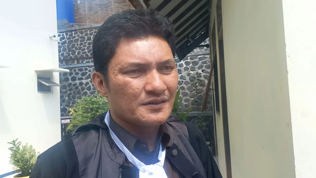 SIDANG LANJUTAN: Jaksa penuntut umum (JPU) Dian Mario menyampaikan hasil sidang putusan sela pada Kamis (3/9), atas terdakwa AJ (60) terkait kasus kekerasan seksual terhadap santriwatinya sendiri di Ponpes Al Anwar Mantingan Kecamatan Tahunan, Jepara. (FIKRI THOHARUDIN/RADAR KUDUS)