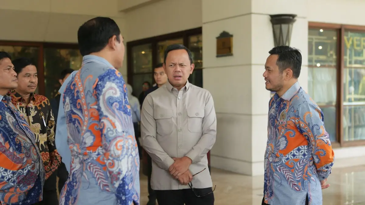 APRESIASI: Wakil Menteri Dalam Negeri (Wamendagri) Bima Arya Sugiarto (baju abu-abu) saat berdiskusi dengan Ketua Umum Asosiasi DPRD Kabupaten Seluruh Indonesia (ADKASI), Siswanto (paling kanan)