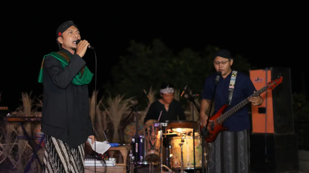 BERBUDAYA: Mawlana Jawi menggaungkan "Sastra Gendhing” yang dipentaskan dalam rangkaian Manaqib Nagari: Persembahan Para Salik untuk Negeri.

&nbsp;