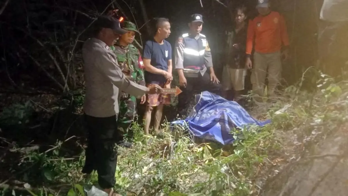 DICARI: Personel Polsek Sukolilo mencari orang hilang di Wisata Tadah Hujan di Desa/Kecamatan Sukolilo beberapa waktu lalu. (POLSEK SUKOLILO UNTUK RADAR KUDUS)