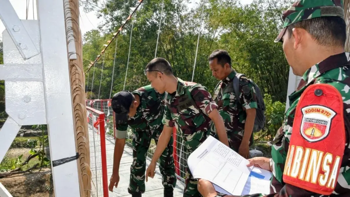 DICEK: Tim Itdam IV/Diponegoro saat mengecek Jembatan Perintis Garuda di Desa Cingkrong dan Kedungrejo Kecamatan Purwodadi.