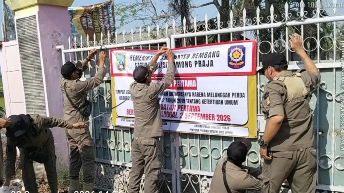DITINDAKLANJUTI: Petugas Satpol PP memasang segel peringatan pertama usaha penyamakan kulit UD Kemajuan Alkuba Leather kemarin.