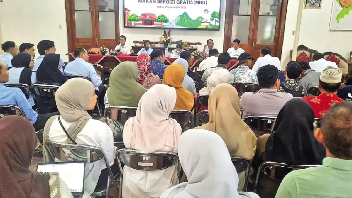 EVALUASI: Kepala SPPG hingga mitra MBG di Kudus berkumpul bersama Bupati Kudus Sam’ani Intakoris dan Wabup Bellinda Birton di Pringgitan Pendapa Kudus kemarin. (INDAH SUSANTI/RADAR KUDUS)
