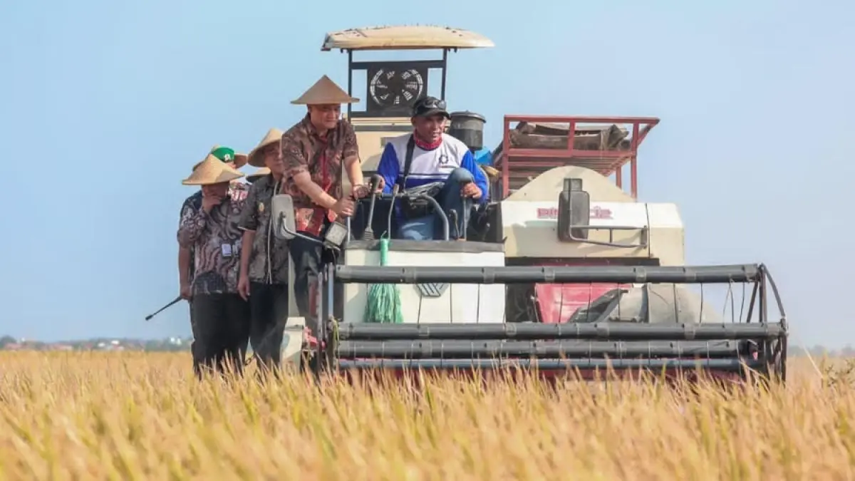 Gubernur Jateng Ahmad Luthfi bersama perwakilan kelompok tani di Kabupaten Pemalang. (humaspemprov)