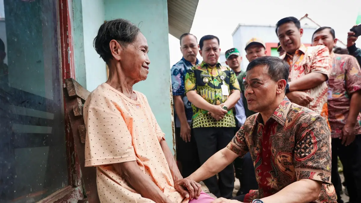 Gubernur Jateng Ahmad Luthfi mengunjungi Lansia Ibu Darmi di Pekalongan yang bansosnya di KTP Ternyata Dipakai untuk Judol