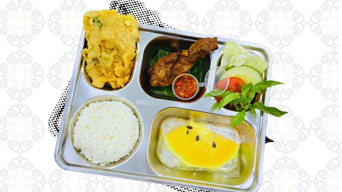 ISTIMEWA UNTUK RADAR KUDUS
JADI SOROTAN: Menu MBG dari SPPG Soditan yang sempat di santap siswa di SMAN 1 Lasem.
