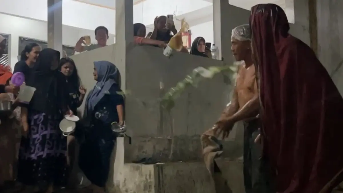 KEARIFAN LOKAL: Pemimpin upacara adat menjadi sasaran udan dawet, mereka dihujani cendol dan dawet yang sebelumnya dibacakan doa. (LUSI UNTUK RADAR KUDUS)