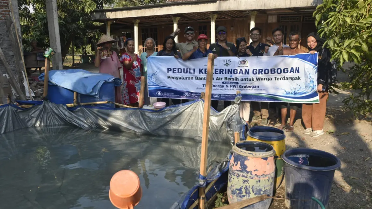 PEDULI: PWI Grobogan dan TIS Energy saat salurkan air bersih ke warga Desa Tlogorejo Kecamatan Tegowanu Kabupaten Grobogan.