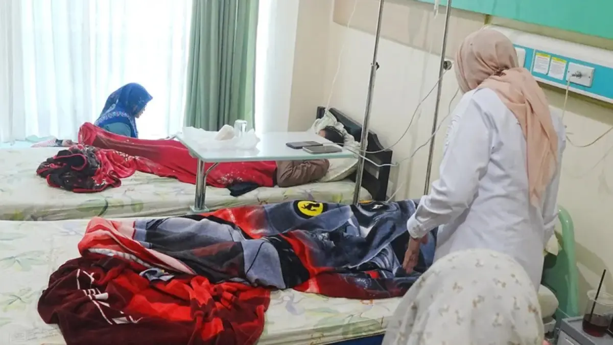 Sejumlah santri Ponpes Manba’ul Hikam menjalani perawatan di RS Siti Hajar Sidoarjo setelah diduga mengalami keracunan menu MBG. (Moch. Rizky Pratama Putra/JawaPos.com)