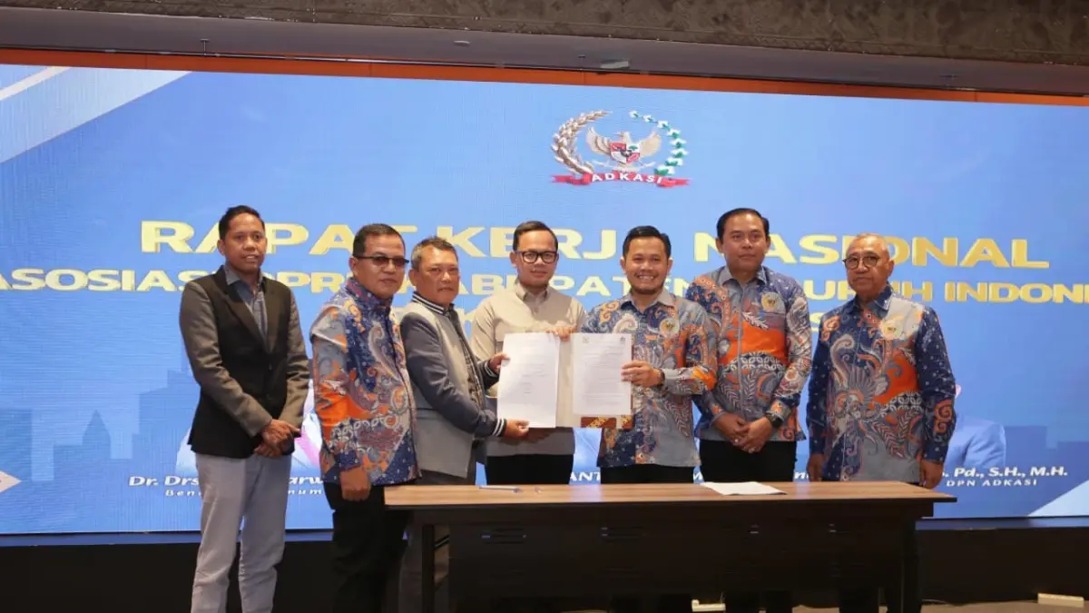 SEMANGAT: Ketua Asosiasi DPRD Kabupaten Seluruh Indonesia (ADKASI) 2026 Siswanto (tiga dari kanan) saat pimpin Rakernas. 