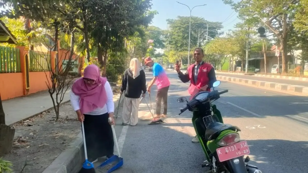 WISNU AJI/RADAR KUDUS

AMBIL ALIH: Petugas DLH Rembang membersihkan Jalan Pemuda depan SDN 2 Leteh&nbsp;kemarin.