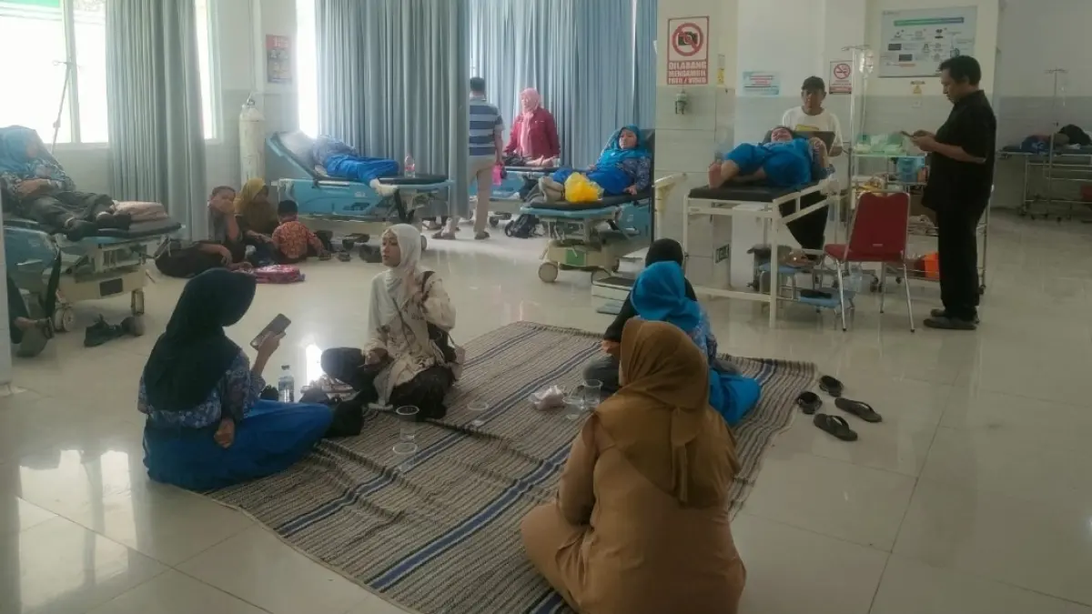 DIRAWAT INTENSIF: Sejumlah siswa SMAN 1 Lasem dirawat intensif di Puskesmas Lasam kemarin siang. (WISNU AJI/RADAR KUDUS)