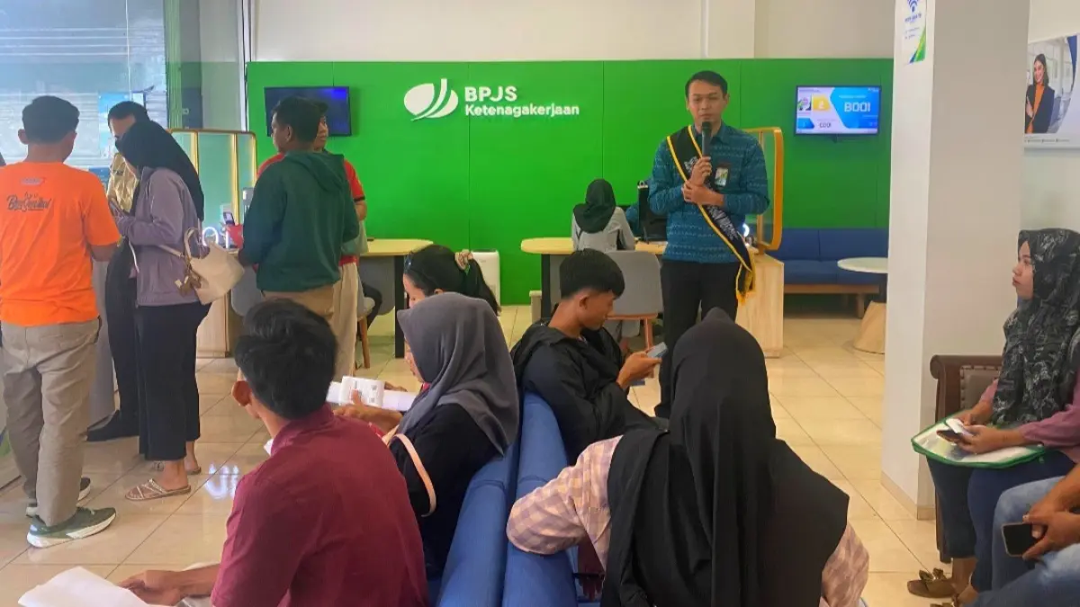 HUMANIS: Kepala BPJS Ketenagakerjaan Cabang Jepara, Galuh Yudha Purnama menyapa para penerima manfaat di Kantor Cabang Jepara Jl. KH. Wahid Hasyim Kelurahan No.179, RW. IV, Bapangan, Jepara, pada Jumat (4/9). Ihwal ini dalam rangka hari Harpelnas. (BPJS KETENAGAKERJAAN JEPARA UNTUK RADAR KUDUS)