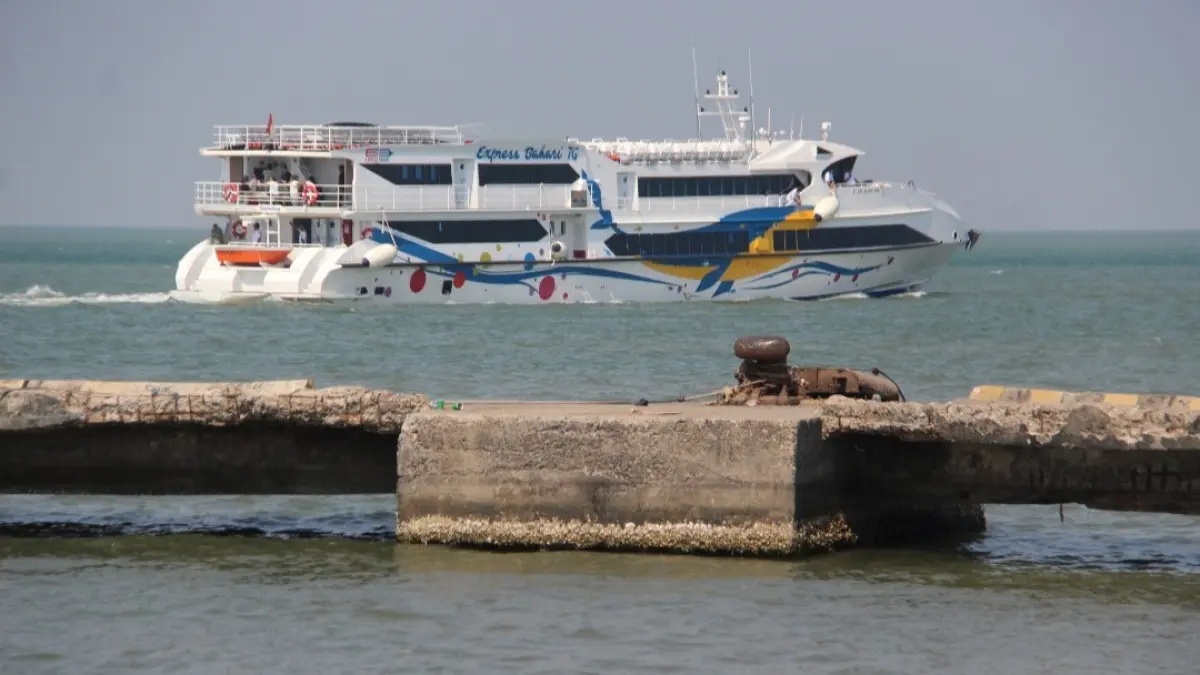 BERLAYAR: Kapal Cepat Express Bahari 7G bertolak dari Pelabuhan Penyeberangan Jepara menuju Pelabuhan Karimunjawa, Jumat (4/9).