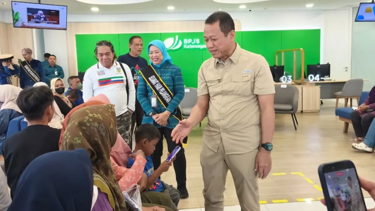 Bupati Kudus bersama Kepala Kantor Cabang BPJS Ketenagakerjaan Kudus Dewi Mulya Sari&nbsp;menyapa peserta serta mengikuti penyerahan simbolis santunan klaim jaminan sosial ketenagakerjaan