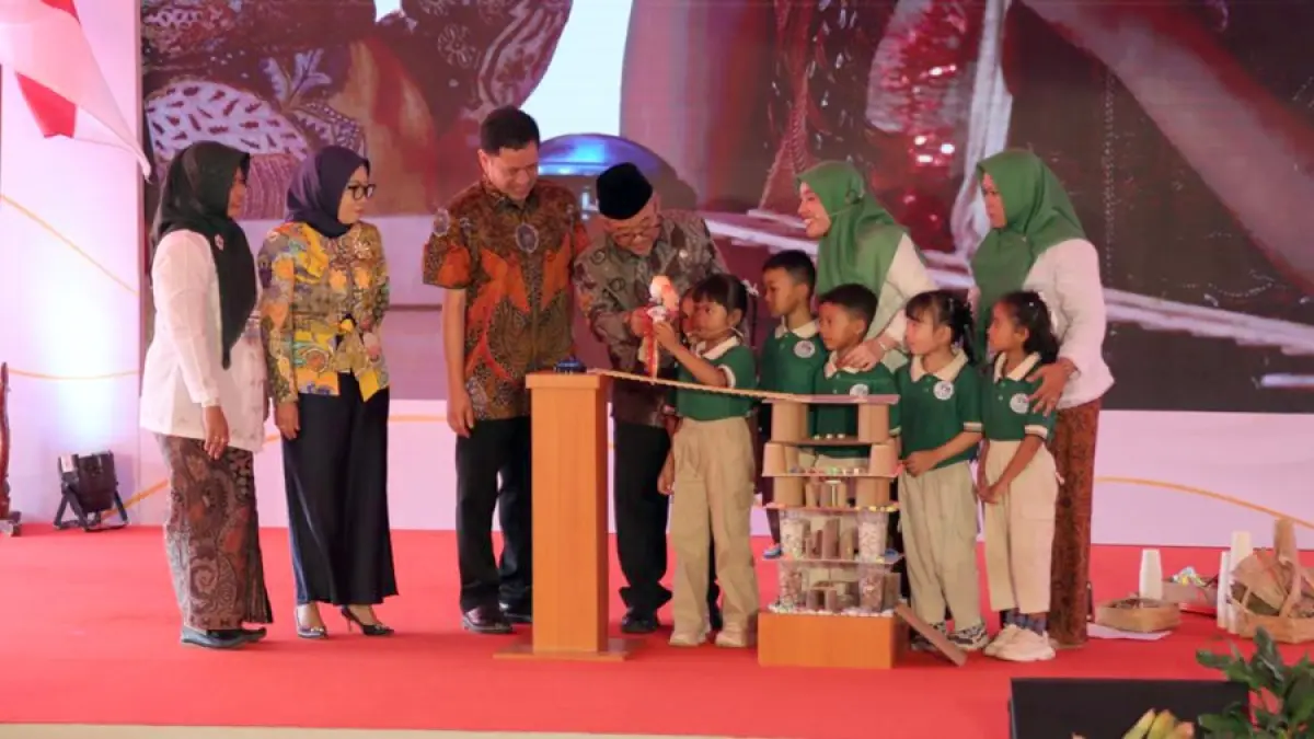 DIASAH: Mendikdasmen Abdul Mu’ti meluncurkan program STEM di PAUD Terpadu Kalirejo. (GALIH ERLAMBANG W/ RADAR KUDUS)