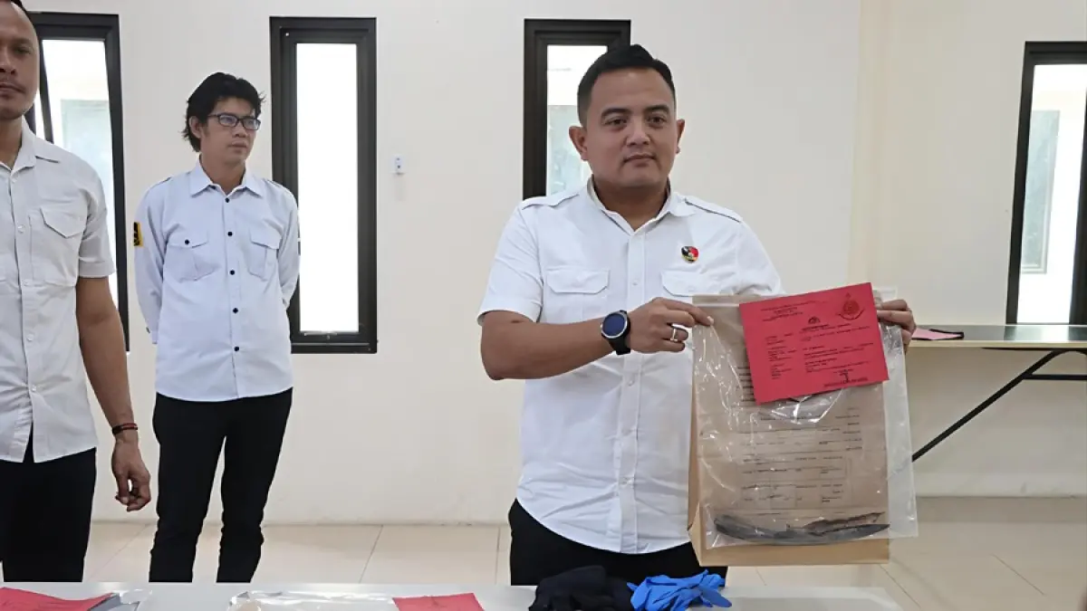 GELAR PERKARA: Personel Polresta Pati menunjukkan barang bukti&nbsp;pengeroyokan di Mapolresta setempat belum lama ini. (ANDRE FAIDHIL FALAH/RADAR KUDUS)