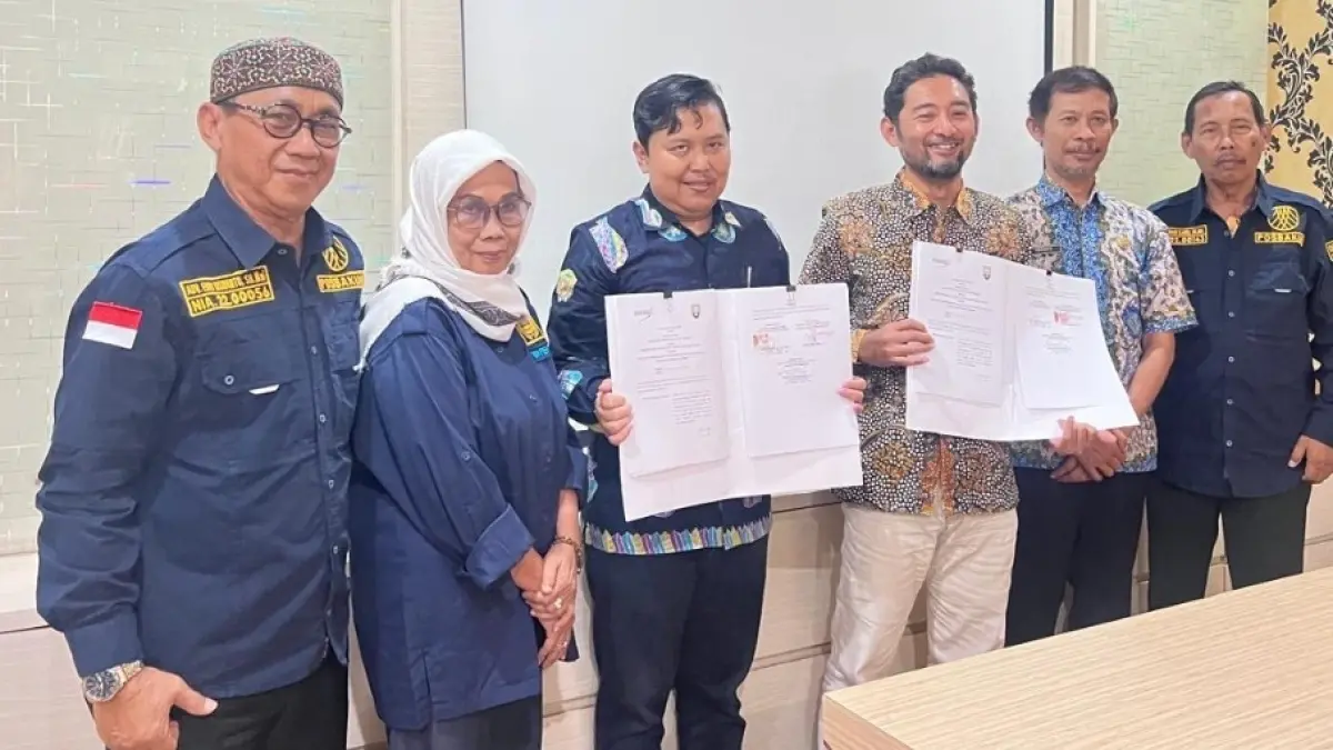KABAG HUKUM/RADAR KUDUS
KOLABORASI: Kepala Bagian Hukum Setda Rembang Dedhy Nugraha menjalin kerja sama dengan LKBH Rumah Setara, Jumat (4/9).