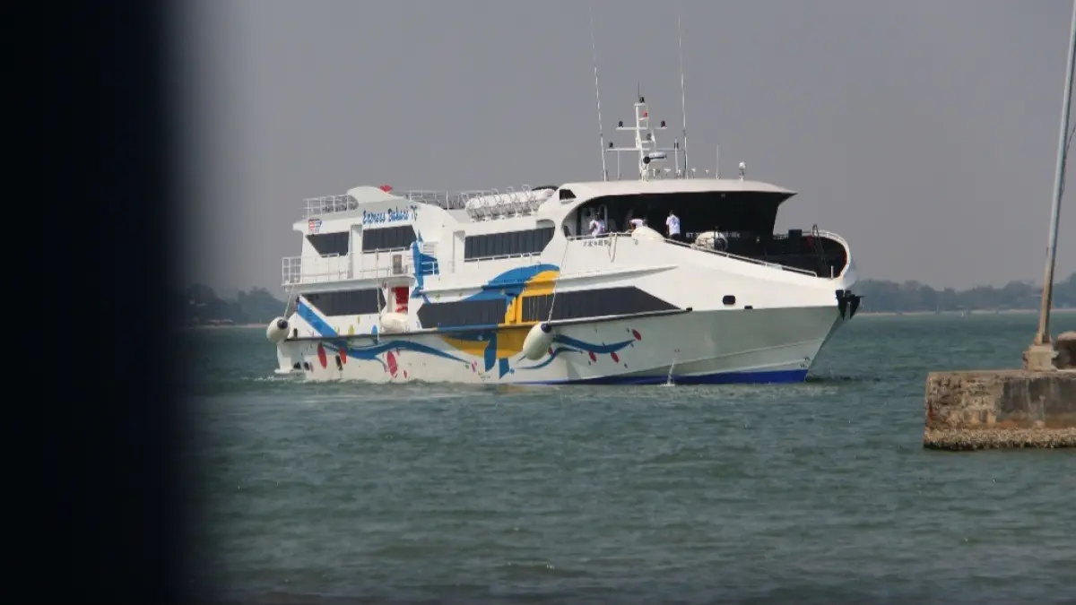 LEBIH BESAR: Express Bahari 7G mulai beroperasi secara rutin pada Jumat (4/9). Kapala cepat armada jenis baru ini dapat mengangkut 487 penumpang baik dari Jepara-Karimunjawa ataupun sebaliknya.&nbsp;(FIKRI THOHARUDIN/RADAR KUDUS)