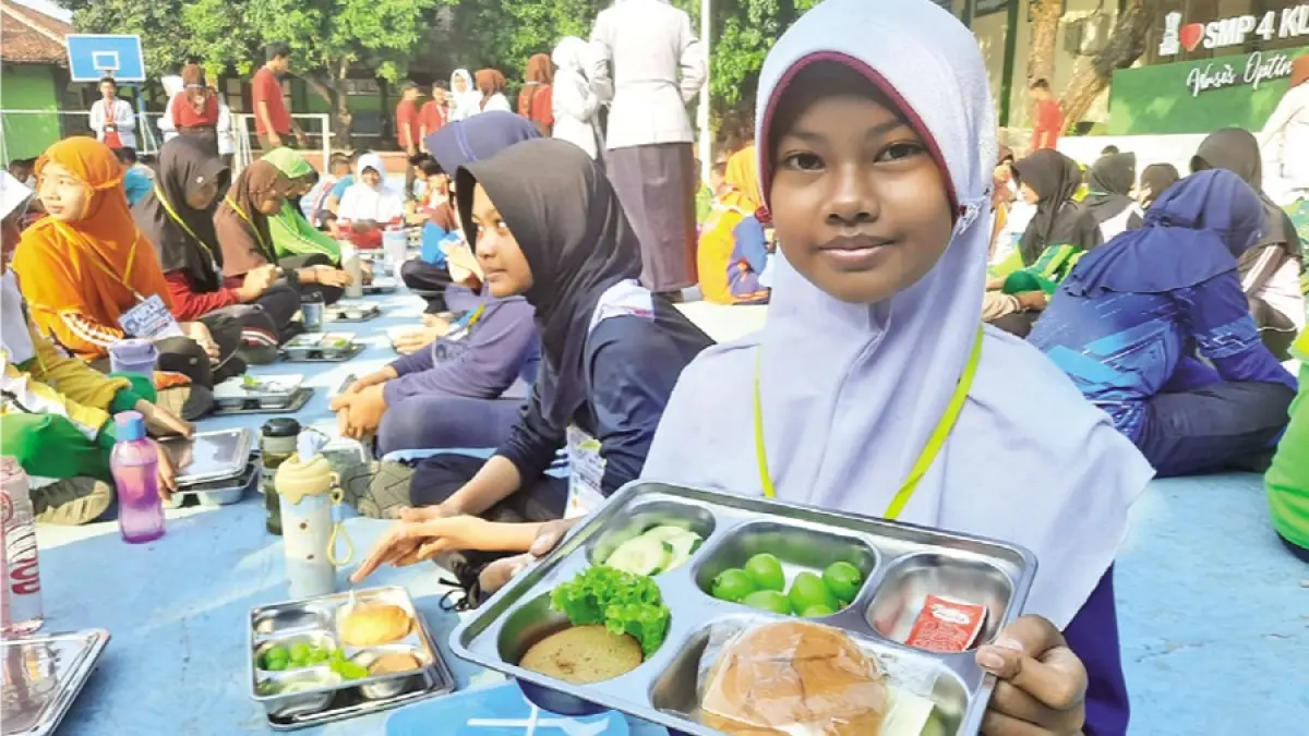 MAKAN BARENG: Murid SMP 4 Kudus saat menyantap menu MBG bersama di halaman sekolah. (INDAH SUSANTI/RADAR KUDUS)