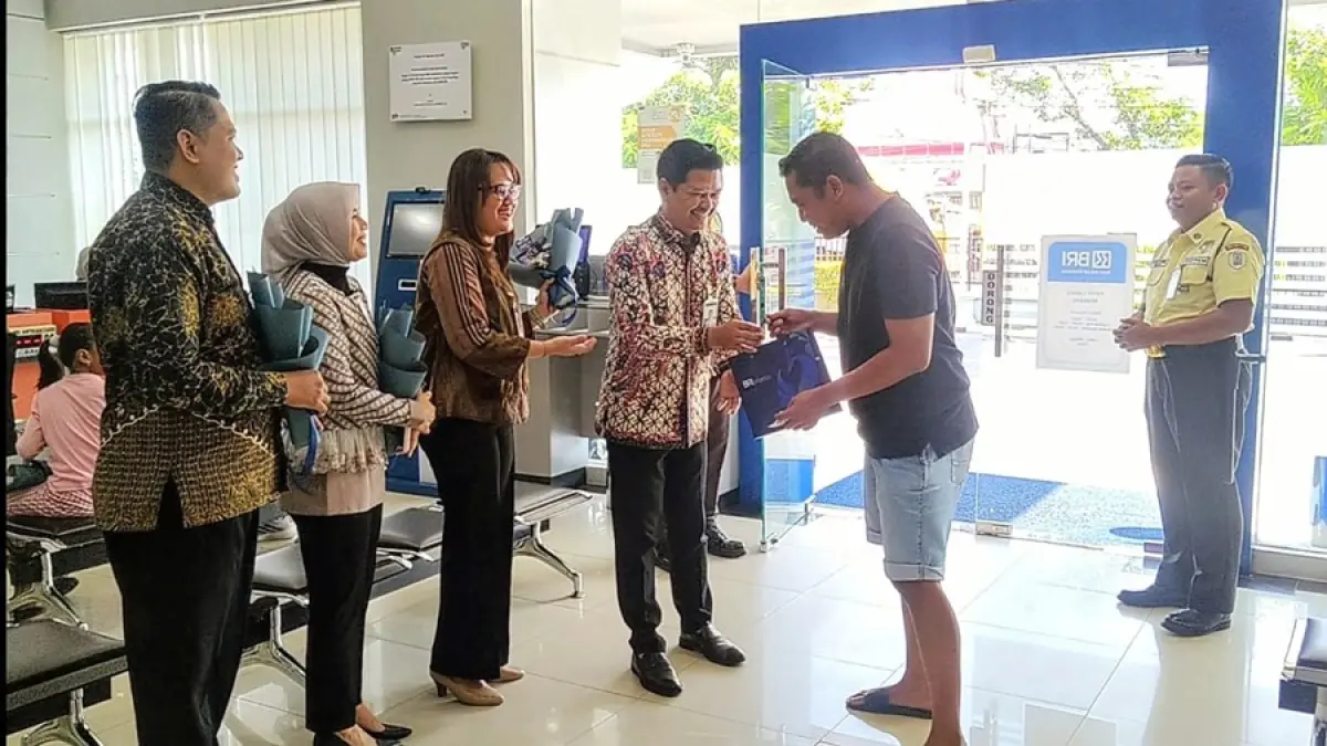 Manajemen BRI BO Rembang berinteraksi serta memberikan apresiasi spesial kepada nasabah setia di Hari Pelanggan Nasional 2026.
