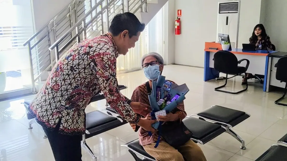 Manajemen BRI BO Rembang berinteraksi serta memberikan apresiasi spesial kepada nasabah setia di Hari Pelanggan Nasional 2026.