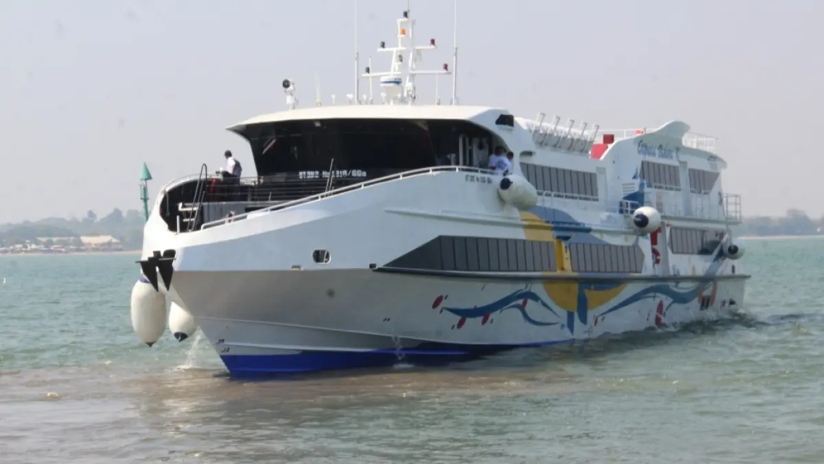 MEWAH: Kapal cepat Express Bahari 7G resmi beroperasi secara rutin untuk Jepara-Karimunjawa dan sebaliknya, pada Jumat (4/9). (FIKRI THOHARUDIN/RADAR KUDUS)