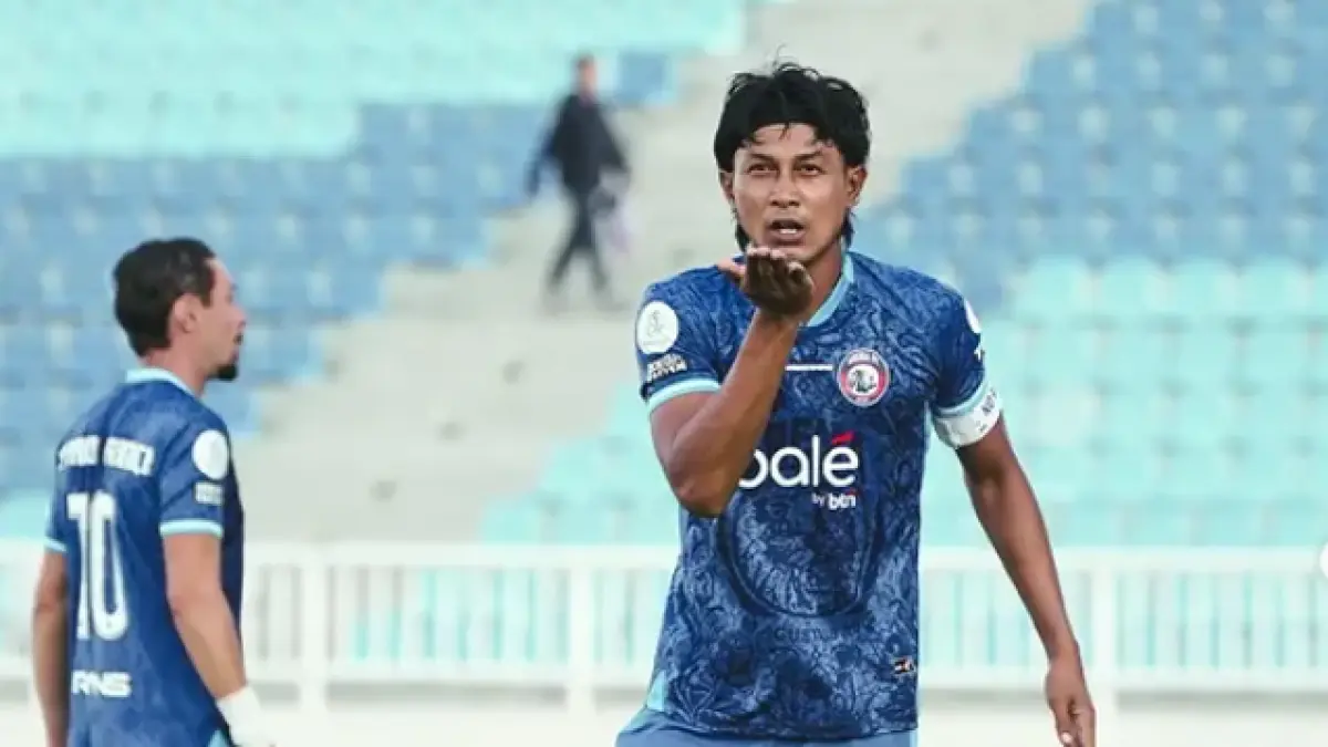 Pemain Arema FC Johan Alfarizi selebrasi setelah mencetak gol ke gawang Isenmulang FC. (Instagram Aremaofficial)