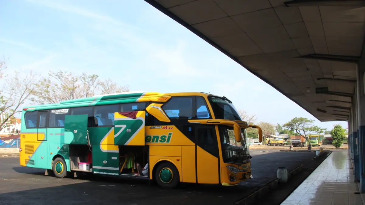 TUNGGU PENUMPANG: Bus AKAP sedang berhenti di Terminal Jepara, terminal ini juga diharapkan menjadi salah satu titik henti maksimal Trans Jekuti. (FIKRI THOHARUDIN/RADAR KUDUS)