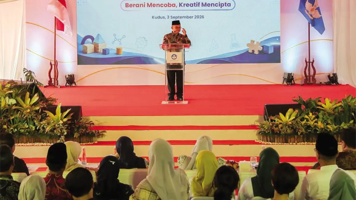 UNTUK PENDIDIKAN: Mendikdasmen Abdul Mu’ti memberikan keterangan saat berkunjung di Paud Terpadu Kalirejo, Kudus. (GALIH ERLAMBANG W/ RADAR KUDUS)