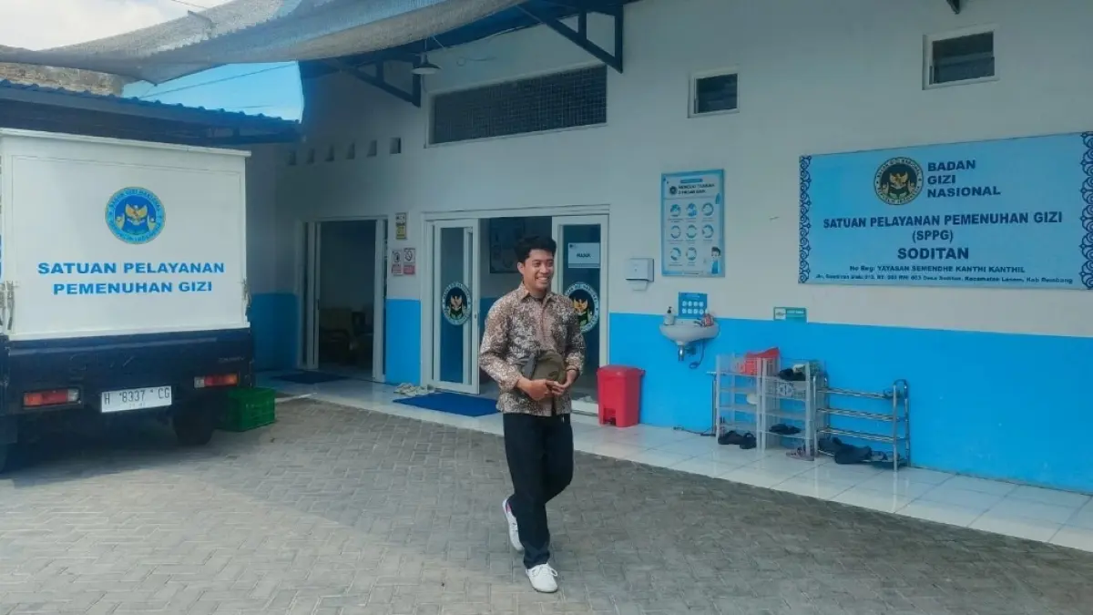WISNU AJI/RADAR KUDUS
JADI SOROTAN: Kepala SPPG Soditan Achmad Sholeh Syariffudin melintas di depan dapur yang berhenti beroperasi sementara kemarin.
