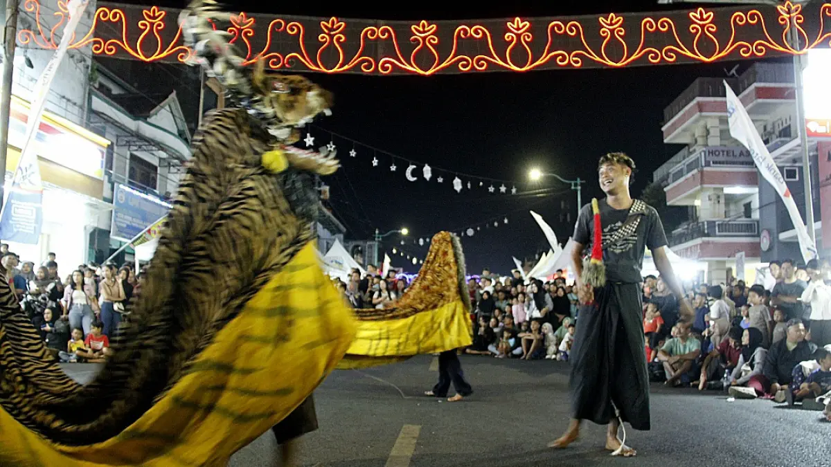 ATRAKTIF: Para pemain barongan menghibur warga Jepara pada Sabtu (5/9) malam, unjuk kebolehan dengan pecut.&nbsp;(FIKRI THOHARUDIN/RADAR KUDUS)