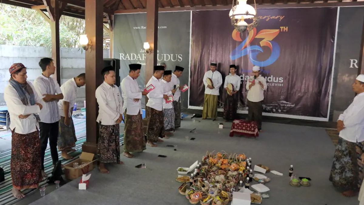 CINTA RASUL: Direktur Jawa Pos Radar Kudus Baehaqi (tiga dari kanan) bersama para karyawan khidmat mengikuti acara peringatan maulid Nabi Muhammad di Joglo Radar Kudus kemarin. (GALIH ERLAMBANG W/RADAR KUDUS)