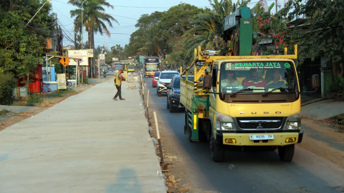 COR BETON: Para pengguna jalan melintas di Jalan Provinsi Jawa Tengah ruas Desa Sekuro Kecamatan Mlonggo, Jepara, pada Kamis (3/9). (FIKRI THOHARUDIN/RADAR KUDUS)