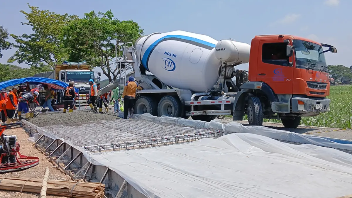 COR TEBAL: Pekerja mulai mengecor jalan provinsi ruas RandublatungCepu, Blora. (EKO SANTOSO/RADAR KUDUS)