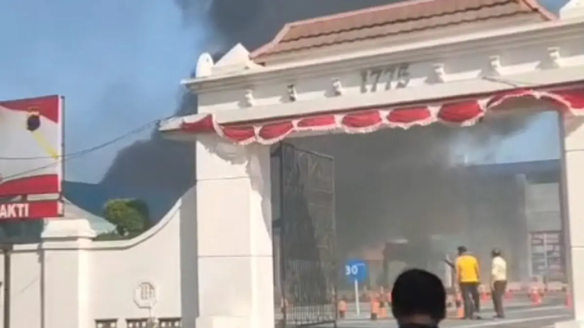 Kebakaran melanda Asrama Polisi (Aspol) di Semarang Utara, Kota Semarang, Jateng, Sabtu (5/9/2026). (Screenshot video)