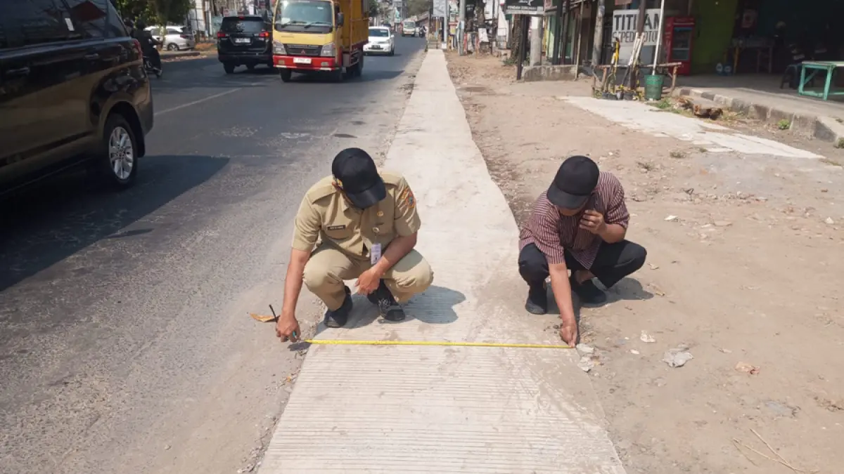 Penambahan bahu jalan dengan beton untuk menambah lebar Jalan Pati – Tayu di depan RSUD Soewondo Pati. (ACHMAD ULIL ALBAB/RADAR KUDUS)